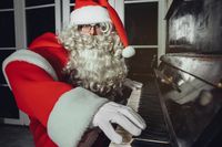 Kalėdų Senelis groja pianinu