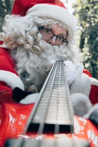 Kalėdų Senelis groja gitara